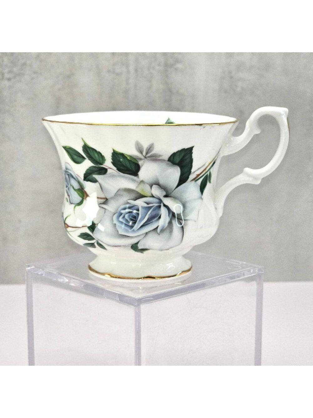 Royal Albert Teacup Bone China Blue Rose Pattern With Gold Trim England VL5108